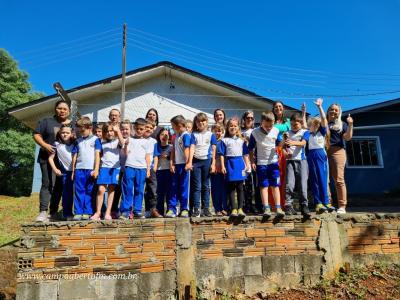 Projeto Gralha Azul de Nova Laranjeiras entrega brinquedos para crianças do SOS