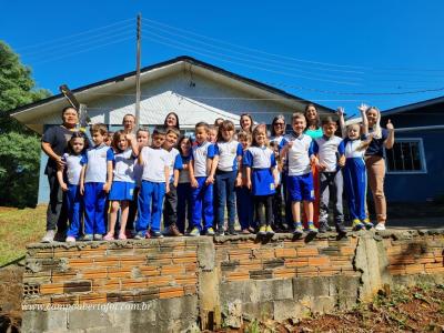 Projeto Gralha Azul de Nova Laranjeiras entrega brinquedos para crianças do SOS