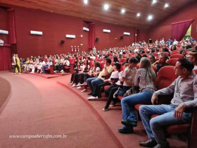 LS: Colégio Laranjeiras premia alunos destaques do ano