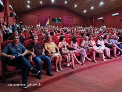 LS: Colégio Laranjeiras premia alunos destaques do ano