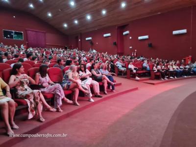 LS: Colégio Laranjeiras premia alunos destaques do ano