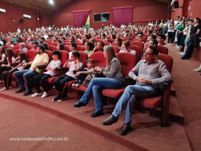 LS: Colégio Laranjeiras premia alunos destaques do ano