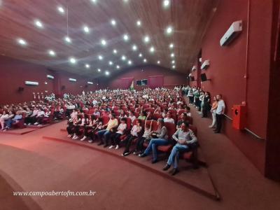 LS: Colégio Laranjeiras premia alunos destaques do ano