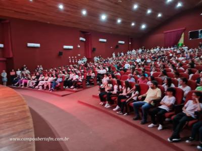 LS: Colégio Laranjeiras premia alunos destaques do ano