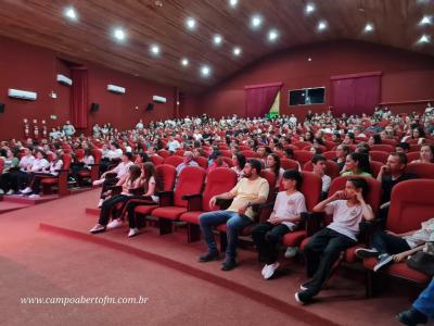 LS: Colégio Laranjeiras premia alunos destaques do ano