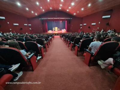 LS: Colégio Laranjeiras premia alunos destaques do ano