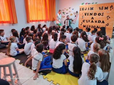 Escola José Leocádio Correia comemora Dia do Músico com Ciranda Musical