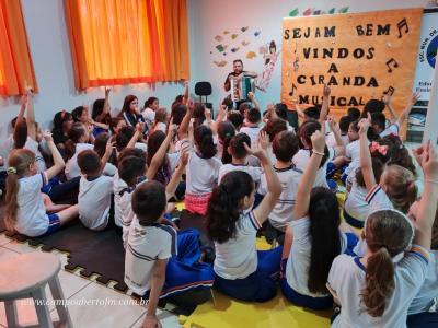 Escola José Leocádio Correia comemora Dia do Músico com Ciranda Musical