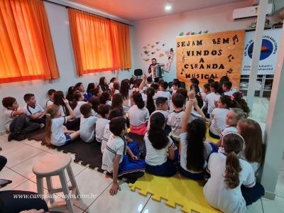 Escola José Leocádio Correia comemora Dia do Músico com Ciranda Musical