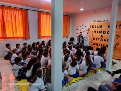 Escola José Leocádio Correia comemora Dia do Músico com Ciranda Musical