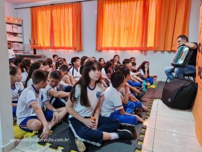 Escola José Leocádio Correia comemora Dia do Músico com Ciranda Musical