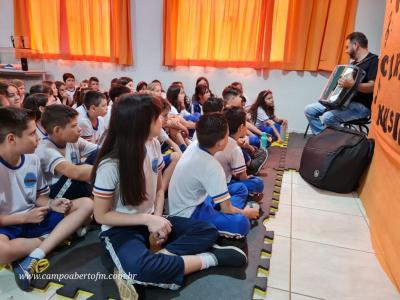 Escola José Leocádio Correia comemora Dia do Músico com Ciranda Musical