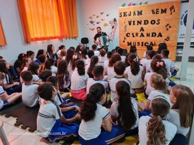 Escola José Leocádio Correia comemora Dia do Músico com Ciranda Musical