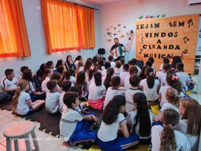 Escola José Leocádio Correia comemora Dia do Músico com Ciranda Musical