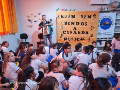 Escola José Leocádio Correia comemora Dia do Músico com Ciranda Musical