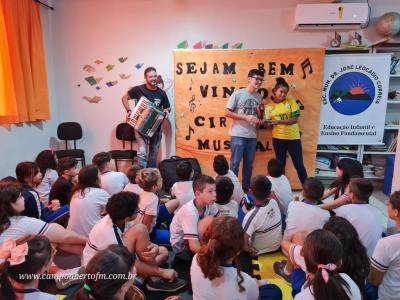 Escola José Leocádio Correia comemora Dia do Músico com Ciranda Musical