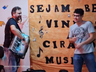 Escola José Leocádio Correia comemora Dia do Músico com Ciranda Musical