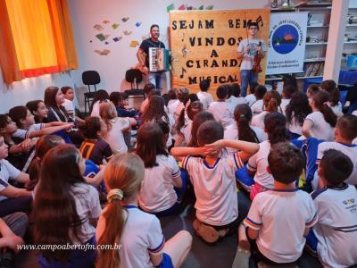 Escola José Leocádio Correia comemora Dia do Músico com Ciranda Musical