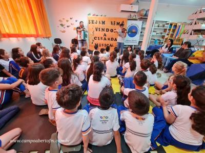 Escola José Leocádio Correia comemora Dia do Músico com Ciranda Musical