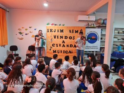 Escola José Leocádio Correia comemora Dia do Músico com Ciranda Musical