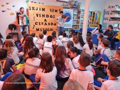 Escola José Leocádio Correia comemora Dia do Músico com Ciranda Musical