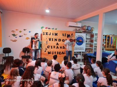 Escola José Leocádio Correia comemora Dia do Músico com Ciranda Musical