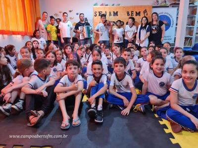 Escola José Leocádio Correia comemora Dia do Músico com Ciranda Musical