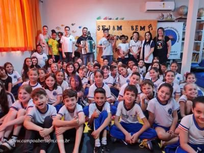 Escola José Leocádio Correia comemora Dia do Músico com Ciranda Musical