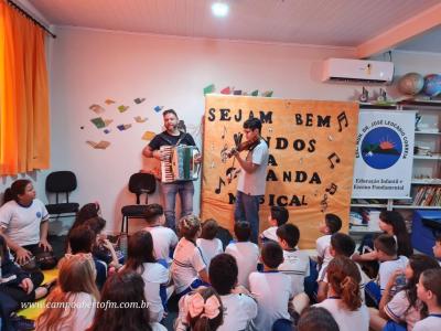 Escola José Leocádio Correia comemora Dia do Músico com Ciranda Musical