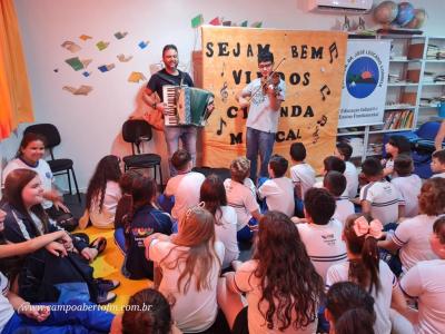 Escola José Leocádio Correia comemora Dia do Músico com Ciranda Musical