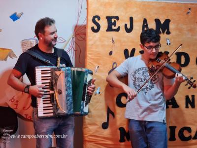 Escola José Leocádio Correia comemora Dia do Músico com Ciranda Musical