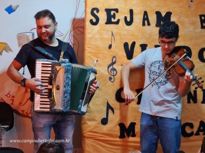 Escola José Leocádio Correia comemora Dia do Músico com Ciranda Musical