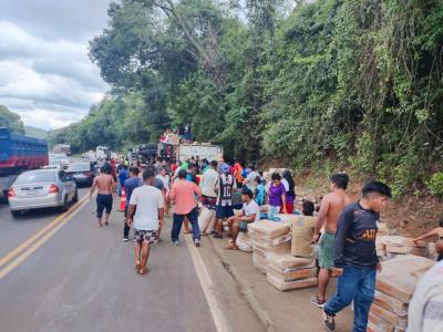 N. Laranjeiras: Carreta carregada com frangos tomba na BR 277 