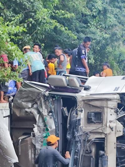 N. Laranjeiras: Carreta carregada com frangos tomba na BR 277 