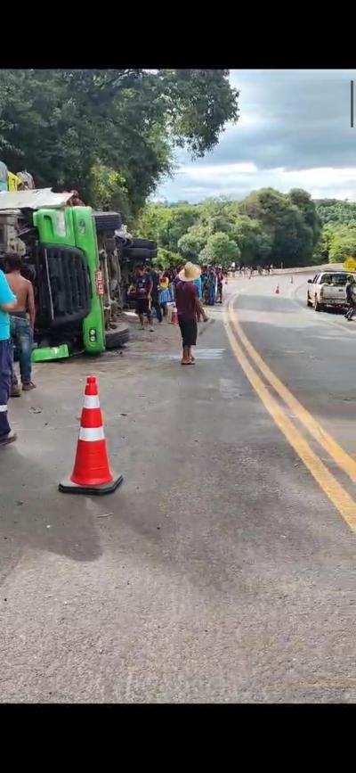 N. Laranjeiras: Carreta carregada com frangos tomba na BR 277 