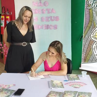 Jaqueline Boeno lança livro de poesias dedicado ao universo feminino