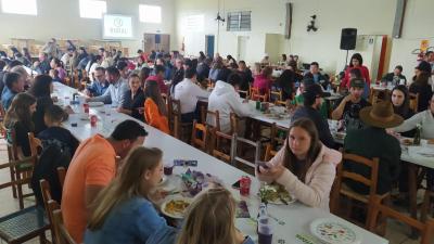 Festa gastronômica do cabrito, neste domingo, reuniu centenas de pessoas