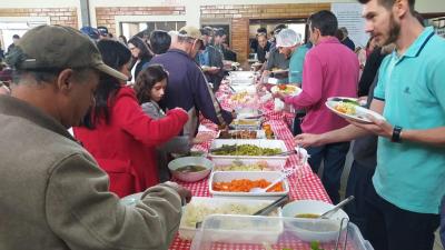 Festa gastronômica do cabrito, neste domingo, reuniu centenas de pessoas