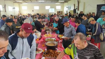 Festa gastronômica do cabrito, neste domingo, reuniu centenas de pessoas