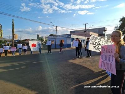 Alunos do Colegio Gildo Aluisio Schuck realizam manifestação contra o projeto "Escola Parceira" proposto pelo governo do estado