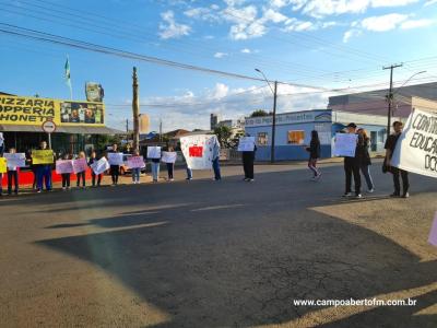 Alunos do Colegio Gildo Aluisio Schuck realizam manifestação contra o projeto "Escola Parceira" proposto pelo governo do estado