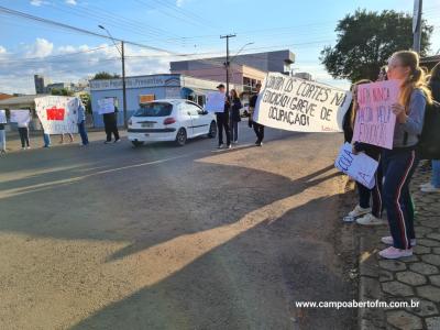 Alunos do Colegio Gildo Aluisio Schuck realizam manifestação contra o projeto "Escola Parceira" proposto pelo governo do estado