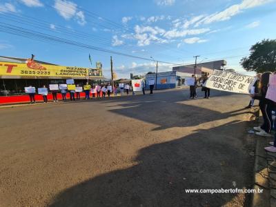 Alunos do Colegio Gildo Aluisio Schuck realizam manifestação contra o projeto "Escola Parceira" proposto pelo governo do estado