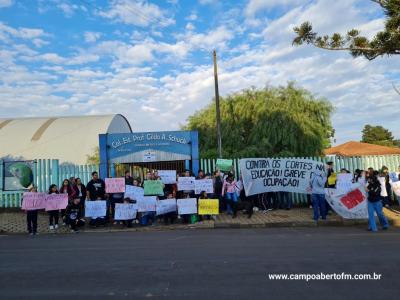 Alunos do Colegio Gildo Aluisio Schuck realizam manifestação contra o projeto "Escola Parceira" proposto pelo governo do estado