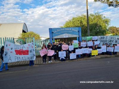 Alunos do Colegio Gildo Aluisio Schuck realizam manifestação contra o projeto "Escola Parceira" proposto pelo governo do estado