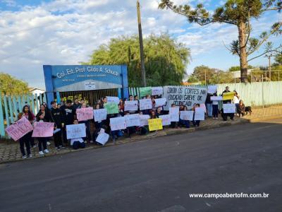 Alunos do Colegio Gildo Aluisio Schuck realizam manifestação contra o projeto "Escola Parceira" proposto pelo governo do estado