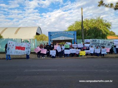 Alunos do Colegio Gildo Aluisio Schuck realizam manifestação contra o projeto "Escola Parceira" proposto pelo governo do estado