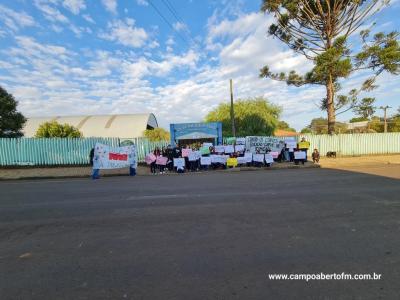 Alunos do Colegio Gildo Aluisio Schuck realizam manifestação contra o projeto "Escola Parceira" proposto pelo governo do estado