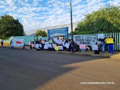 Alunos do Colegio Gildo Aluisio Schuck realizam manifestação contra o projeto "Escola Parceira" proposto pelo governo do estado