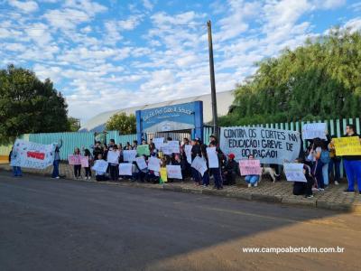 Alunos do Colegio Gildo Aluisio Schuck realizam manifestação contra o projeto "Escola Parceira" proposto pelo governo do estado